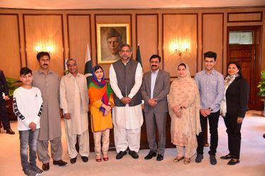 Malala, sa famille et le Premier ministre pakistanais Shahid Khaqan Abbasi à Islamabad, le 29 mars 2018.