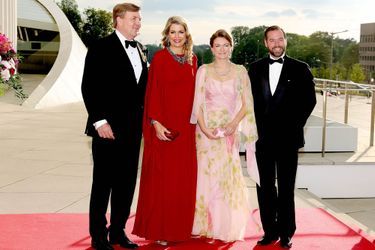 Le prince Guillaume et la princesse Stéphanie de Luxembourg avec le couple royal néerlandais à Luxembourg, le 24 mai 2018