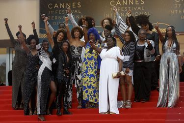 Aïssa Maiga et 15 actrices noires unies pour la diversité dans le cinéma à Cannes, le 16 mai 2018.