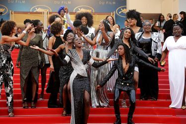 Aïssa Maiga et 15 actrices noires unies pour la diversité dans le cinéma à Cannes, le 16 mai 2018.