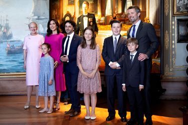 La reine Margrethe II de Danemark, le prince Frederik, la princesse Mary et leurs enfants et le peintre Ralph Heimans au château de Frederiksborg, le 24 mai 2018