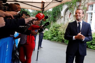Le président de la République Emmanuel Macron s'est rendu à Clairefontaine afin de rencontrer l'équipe de France de football avant la Coupe du Monde en Russie.