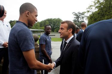 Kylian Mbappé serre la main d'Emmanuel Macron