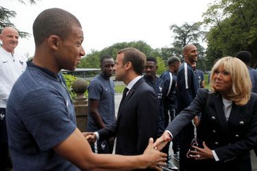 Kylian Mbappé serre la main de Brigitte Macron