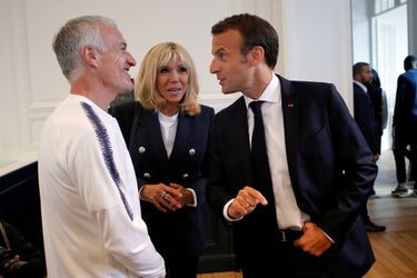 Emmanuel Macron parle avec le sélectionneur de l'équipe de France Didier Deschamps