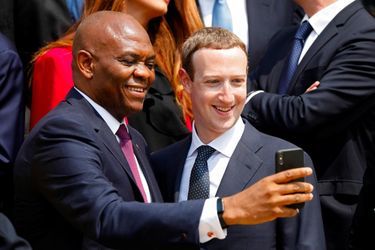 Mark Zuckerberg et Tony Elumelu, directeur de United Bank of Africa, à l&#039;Elysée, le 23 mai 2018.