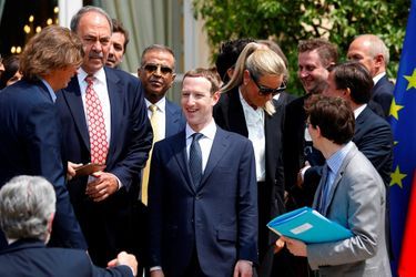 Mark Zuckerberg entouré des participants au sommet Tech for Good à l&#039;Elysée, le 23 mai 2018.