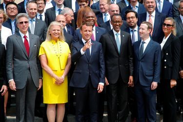 Emmanuel Macron entouré des participants au sommet Tech for Good à l&#039;Elysée, le 23 mai 2018.