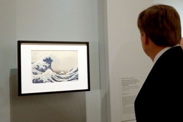 Le roi Willem-Alexander des Pays-Bas visite l'exposition "Van Gogh & Japan" à Amsterdam, le 22 mars 2018