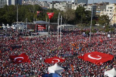 Marée de drapeaux rouges contre la dictature place Taksim
