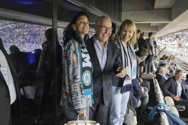 Avec sa femme, Monica, et Margarita Louis-Dreyfus, à droite, dans les tribunes du stade Vélodrome. 