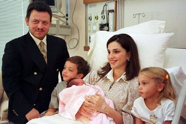La princesse Salma de Jordanie dans les bras de sa mère la reine Rania, avec son père le roi Abdallah II, son frère le prince Hussein et sa soeur la princesse Iman, le 26 septembre 2000