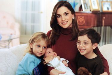 La princesse Salma dans les bras de sa mère la reine Rania de Jordanie, avec son frère le prince Hussein et sa soeur la princesse Iman, le 20 décembre 2000