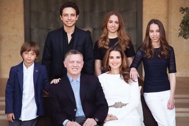 La princesse Iman et Salma de Jordanie avec leurs parents et leurs deux frères, photo diffusée le 1er janvier 2015