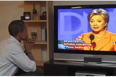 Barack Obama écoutant le discours d'Hillary Clinton à la Convention démocrate le 27 août 2008