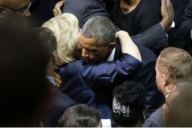 Barack Obama et Hillary Clinton en juin 2015 aux funérailles du révérend Clementa Pinckney 