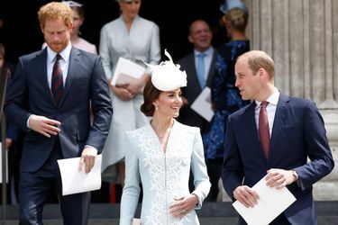 La duchesse Catherine de Cambridge avec les princes Harry et William à Londres, le 10 juin 2016