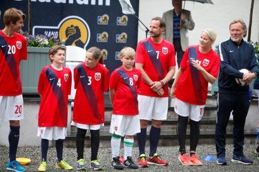 La princesse Mette-Marit et le prince Haakon de Norvège avec leurs enfants à Asker, le 20 juin 2016 