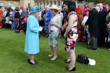 La reine Elizabeth II dans les jardins de Buckingham Palace à Londres, le 24 mai 2016