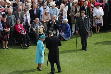 La reine Elizabeth II dans les jardins de Buckingham Palace à Londres, le 24 mai 2016