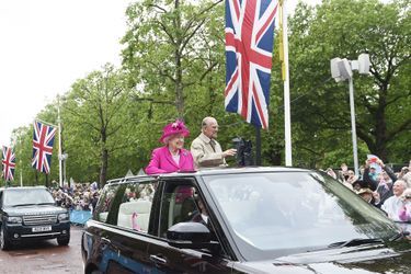 La reine Elizabeth II défile avec son époux