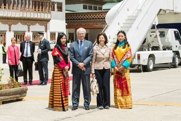La reine Silvia et le roi Carl XVI Gustaf de Suède à leur arrivée à Paro, avec des princesses du Bhoutan, le 8 juin 2016