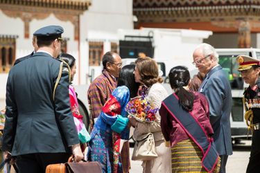 La reine Silvia et le roi Carl XVI Gustaf de Suède à leur départ du Bhoutan, le 11 juin 2016