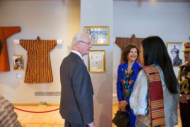 La reine Silvia et le roi Carl XVI Gustaf de Suède au musée royal du Textile à Thimphu, le 9 juin 2016