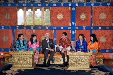 La reine Silvia et le roi Carl XVI Gustaf de Suède avec l'ancien roi du Bhoutan et ses femmes à Thimphu, le 9 juin 2016