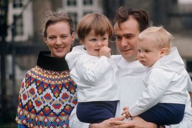 Le prince Henrik de Danemark avec la princesse Margrethe et leurs deux fils, en 1970