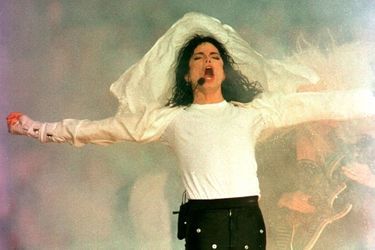 Michael Jackson se produisant durant la mi-temps du Super Bowl 1993 en Californie