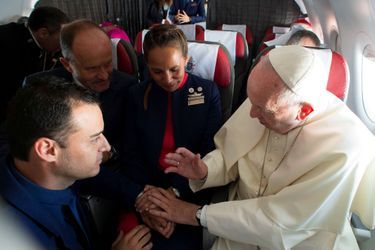 Le pape François a marié Paula Podest et Carlos Ciuffardi à bord d'un avion au-dessus du Chili, le 18 janvier 2018.