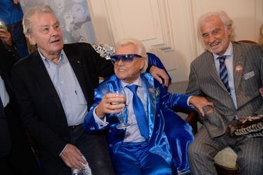 Michou avec Alain Delon et Jean-Paul Belmondo, à Paris, le 20 juin 2016.