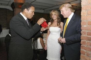 Mohamed Ali avec Donald et Melania Trump en 2005, à l&#039;occasion de la venue de Nelson Mandela