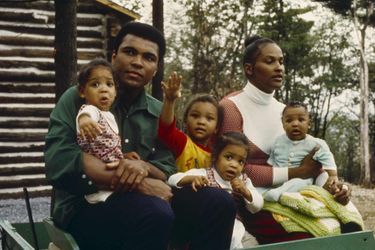 Mohamed Ali avec ses enfants et sa femme Belinda en 1974