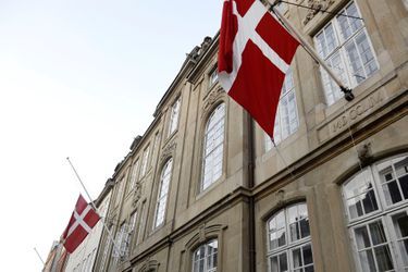 Les drapeaux en berne au palais d&#039;Amalienborg, en hommage au prince Henrik du Danemark.