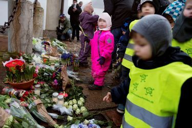 Devant le palais d&#039;Amalienborg, des enfants déposent fleurs et dessins en souvenir d&#039;Henrik de Danemark, décédé mardi à 83 ans.