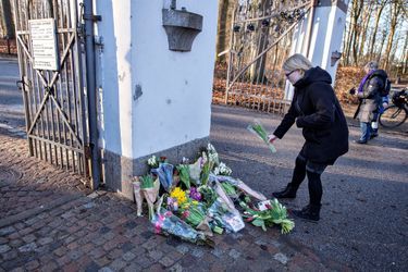 Devant le palais de Marselisborg, des enfants déposent fleurs et dessins en souvenir d&#039;Henrik de Danemark, décédé mardi à 83 ans.