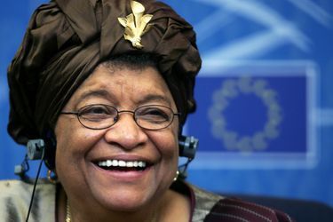 Première femme africaine élue au suffrage universel, la présidente du Liberia depuis 2006 s’est vu récompensée d’un prix Nobel de la Paix en 2011, à la veille d’être désignée par les Libériens pour un second mandat. Dernièrement, elle a dû faire face à l’épidémie d’Ebola, et ses décisions de mise en quarantaine ont suscité la méfiance de son peuple. Une bien triste affaire à l’aube des nouvelles présidentielles 