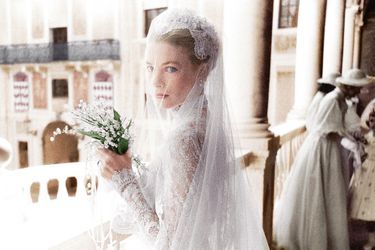 Encore quelques minutes et la mariée déposera son bouquet devant la statue de la Vierge à Sainte-Dévote. Le 19 avril 1956, dans la galerie d’H...