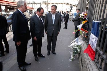 François Hollande devant l&#039;ambassade de Belgique