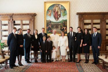 La famille du Grand-Duché du Luxembourg, réunie au grand complet, s'est rendue au Vatican pour y rencontrer  ce lundi 21 mars le pape François<br />
. Chaque dimanche, le Royal Blog de Paris Match vous propose de voir ou revoir les plus belles photographies de la semaine royale.
