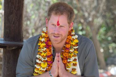 Poursuivant son séjour au Népal, le prince Harry s’est soumis ces lundi 21 et mardi 22 mars aux traditions bouddhistes <br />
avant de revêtir son uniforme.Chaque dimanche, le Royal Blog de Paris Match vous propose de voir ou revoir les plus belles photographies de la semaine royale.