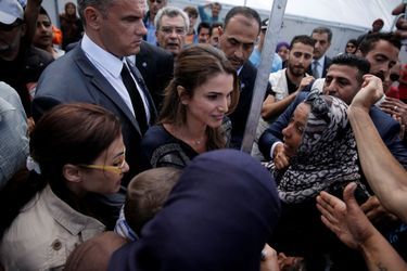 La reine Rania de Jordanie sur l'île de Lesbos, le 25 avril 2016