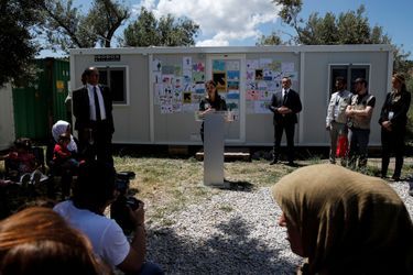 La reine Rania de Jordanie sur l'île de Lesbos, le 25 avril 2016