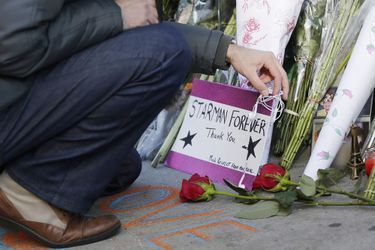 A New York, au pied de son appartement, ses fans disent adieu au Starman