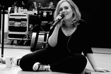 Avec sa voix de velours, Adele hypnotise les scènes du monde