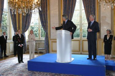 Avril 2004 : passation de pouvoir au quai d&#039;Orsay, avec Michel Barnier