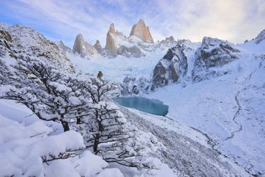 Florid van Breugel est issu de la catégorie &quot;Terre&quot;. Le photographe a pris ce cliché épatant du mont Fitz Roy, situé en Patagonie, dans l&#039;extrême-sud de l&#039;Argentine. Il s&#039;apprêtait à déclencher quand un oiseau est venu se poser, complétant l&#039;image.Image prise au Sony Alpha a7R + Nikon 14-24mm f2.8 lens; 1/125 sec at f16; ISO 200.