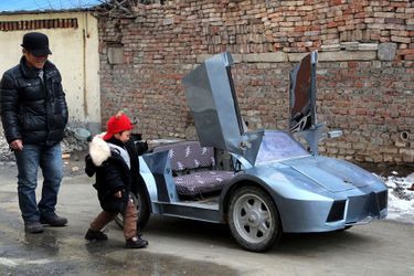 Guo (gauche) à côté de la Lamborghini qu&#039;il a fabriquée